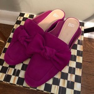 BP. Fuscia bow slides